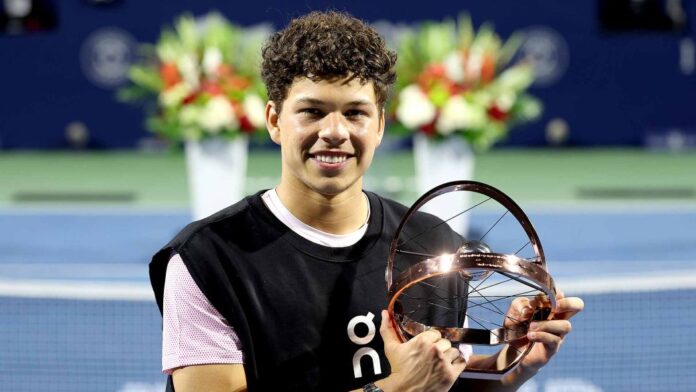 Shelton-Toronto-Final-trophy-2025.jpg