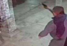 Καλιφόρνια: Μπήκαν να κλέψουν κοσμηματοπωλείο και ο ιδιοκτήτης τους πυροβόλησε και τους κυνήγησε